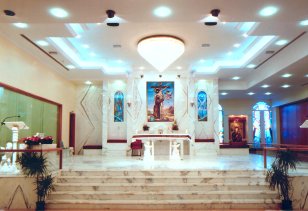 Jebel  Ali - Dubai: presbiterio della nuova chiesa