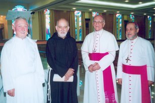 Jebel Ali - Dubai: (da sinistra) p. Eugenio Mattioli Custode della Fraternità Cappuccina, p. John Corriveau, S.E. Giuseppe De Andrea, S.E. Mons. Bernardo Gremoli 