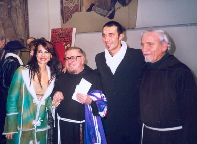 Pistoia: i confratelli cappuccini con i presentatori dell’asta
