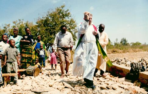 Tanzania, villaggio di Pandambili: P.Corrado benedice la fondazione della nuova chiesa.
