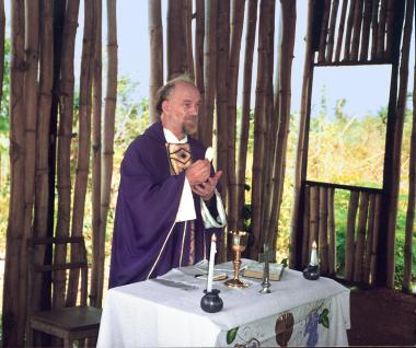 P.Mario Folli celebra la S.Messa nella cappella di un villaggio alla periferia di Ibadan.