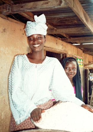 Giovane donna del villaggio di Ibadan.