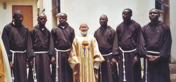 Enugu: P .Bernardino, al centro, con il gruppo di Professi Perpetui