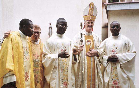 Enugu: Ordinazione Sacerdotale di P. Paskali e P. Bonaventura. Al centro, il vescovo della Diocesi di Warry