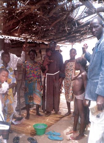 Nigeria, Isola del serpente. P.Michael M.Okolo in visita a una famiglia.