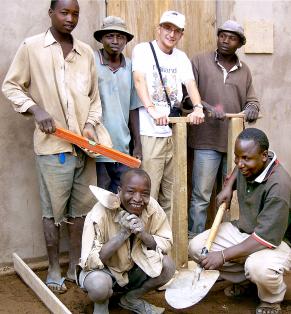 Mkoka, Tanzania: Francesco con alcuni "muratori" della missione