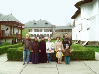 Monastero Ortodosso presso Onesti (Romania): Salvatrice, 
Umberto e i loro figli con Enzo Picciano (Resp. volontari CeMiOfs), 
due monache e Rosa Galimberti (Min. Naz. OFS)