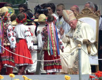 Ucraina, 25 giugno 2001: il Papa benedice i bambini