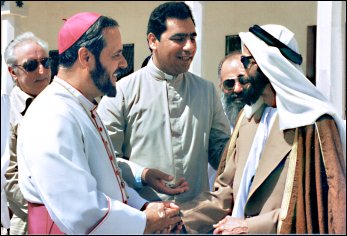 Abu Dhabi: Mons.Gremoli con S.A.Shakbut sceicco di Abu Dhabi in occasione della consacrazione della prima chiesa