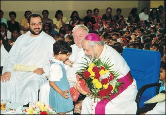 Abu Dhabi: scuola di S.Giuseppe, il saluto dei ragazzi a Mons.Gremoli, con lui da sinistra P.Nidal e P.Eugenio