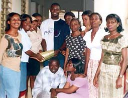 Lagos, Nigeria: padre Charles con un gruppo di famiglie