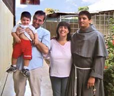 Guanare, Venezuela; Ilaria MArco e il piccolo Lorenzo con Fray Alirio, giovane sacerdote della chiesa di san Antonio
