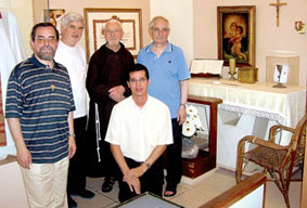 Da sinistra: P. Luciano, P. Giuseppe, P. Bernardino, P. Antonio e, in ginocchio, il padre Guardiano di Pina Recife, nella Cappella dove ha celebrato la Messa P. Damiano
