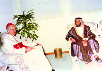 Abu Dhabi - S.E. il Card. Giuseppe Tomko, Prefetto della Congregazione per l'Evangelizzazione dei Popoli, a colloquio con S.A. lo Sceicco di Abu Dhabi, Zayed Bin Sultan Al Nayyan, presidente degli Emirati Arabi Uniti