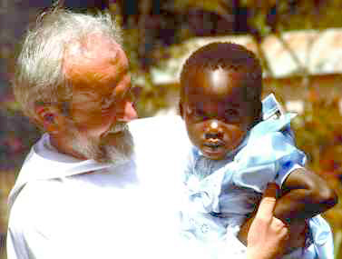 Padre Flavio Evangelisti con il piccolo  Mawazo