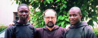 Onitsha, NIGERIA - Padre Stefano Baldini, Ministro Provinciale dei cappuccini di Firenze, con i novizi Fr.Reginald (a sinistra) e Fr.Jhon