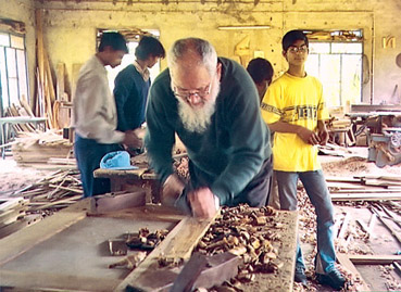 Rampur-India: P.  Lanfranco Iozzi che di certo non dimentica l’aiuto ai più bisognosi... 