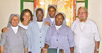 Kongwa (Tanzania): P.Corrado e Lisa con le suore missionarie dell’Immacolata di Ivrea che operano presso la missione