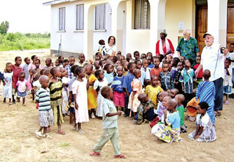 Mkoka (Tanzania) Lisa delegata della ONLUS Gabnichi di Siena, P.Egidio e P.Corrado con i bambini dell'asilo
