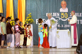 Bambini festaggiano P.Eugenio