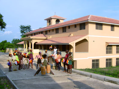 Nigeria-Ibadan: Casa di Accoglienza e di Solidarietà - i bambini danno il benvenuto agli ospiti