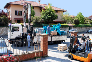 Prato: CAM-Si scaricano macchinari da inviare alle missioni