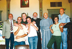 Prato: da sinistra, Giuseppe Failla, Lucia Iorio con i figli Chiara e Gabriele, P.Luigi Senesi, 
P.Giorgio Morosinotto e la coppia di missionari attualmente in Venezuela, Elisabetta e Eugenio Di Giovine