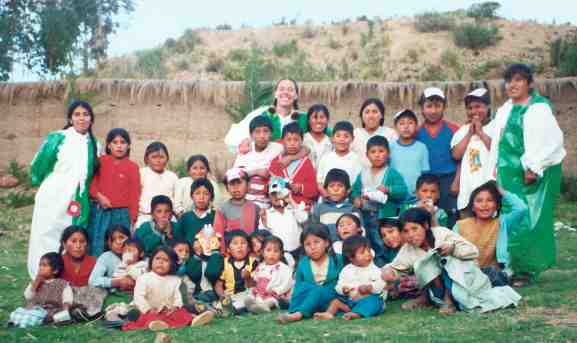 Jukumarka - In piedi, al centro della foto, Maria Evelina con i suoi bambini