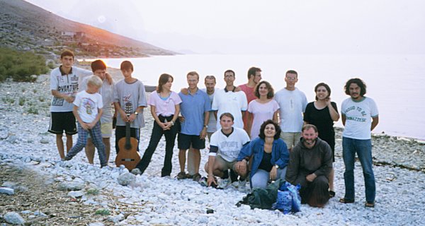 Scutari - Ilaria (seconda in piedi a destra) e frate Enrico insieme ai ragazzi Magjyp.