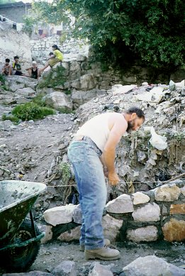 Il capomastro fr. Enrico alle prese con un muretto