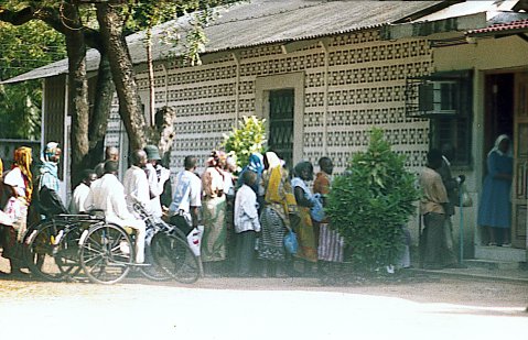 Dar Es Salaam -Tanzania - La gente in coda al Dispensario della nostra parrocchia