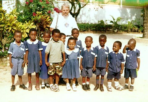 Dar Es Salaam: Fr. Giorgio con alcuni dei suoi bambini