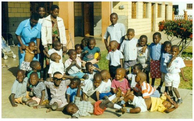 FOTO DI GRUPPO DEI BAMBINI DEL KITUO