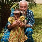 P. Flavio con una bambina del centro